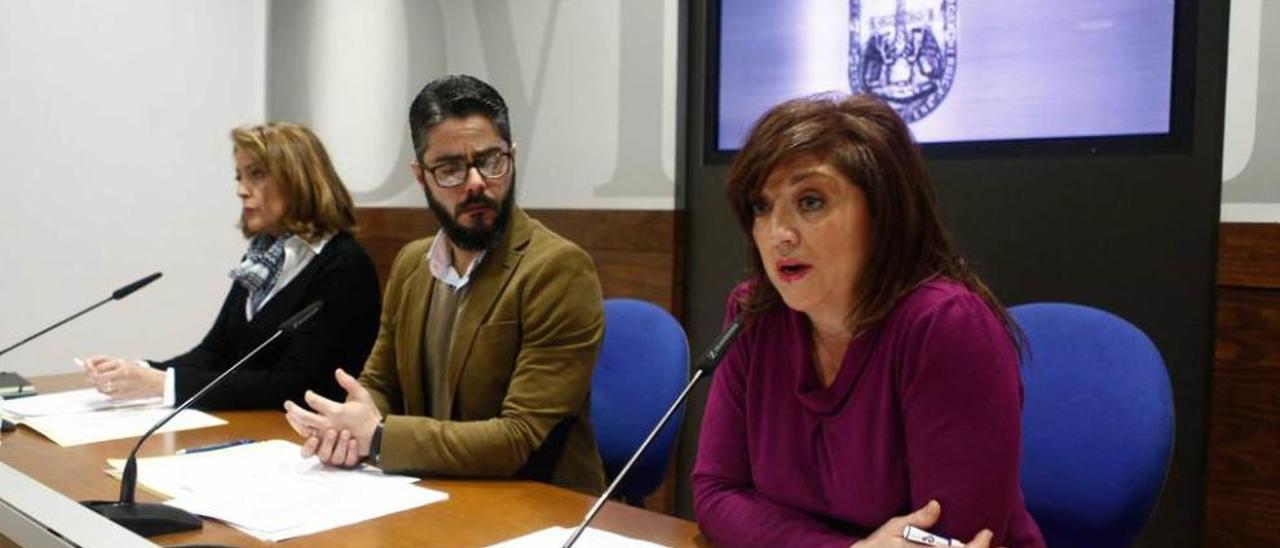 De izquierda a derecha, los ediles del PP María Ablanedo, Gerardo Antuña y Belén Fernández Acevedo, en la sala de prensa del Ayuntamiento.