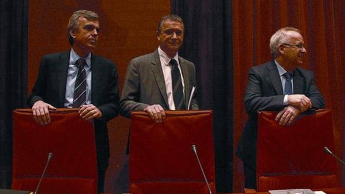 De izquierda a derecha, Fèlix Riera, director de Catalunya Ràdio; Eugeni Sallent, director de Televisió de Catalunya, y Brauli Duart, presidente de la Corporació Catalana de Mitjans Audiovisuals, ayer, en el Parlament.