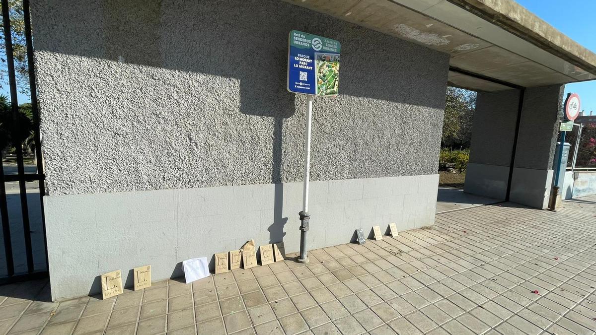 Libros que quedaban esta mañana en el parque Lo Morant