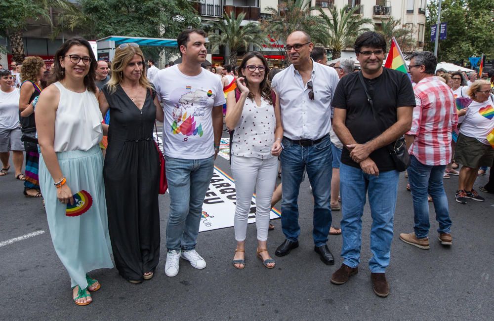 Alicante ondea la bandera del Orgullo LGTBI