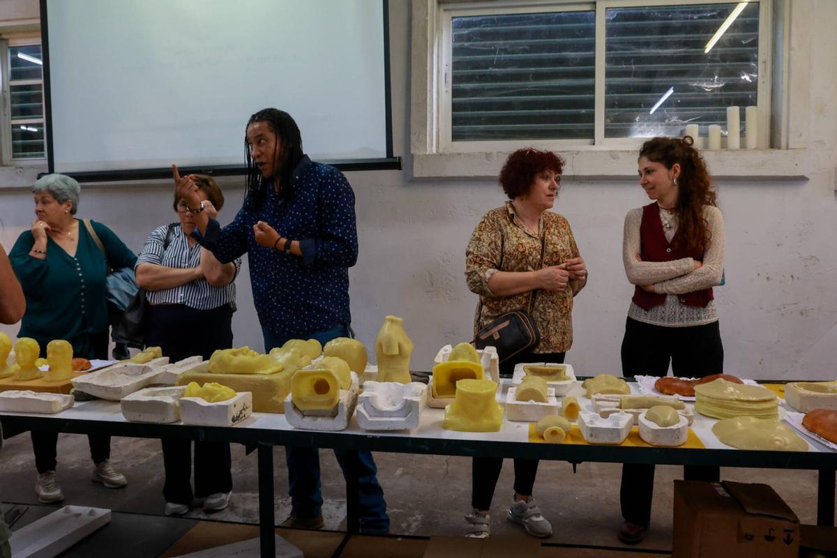 El taller en el que Antoni Miralda presentó su «Romería Update», fusionando su arte con los moldes de exvootos de la histórica Cerería Diéguez, en Pontecesures.