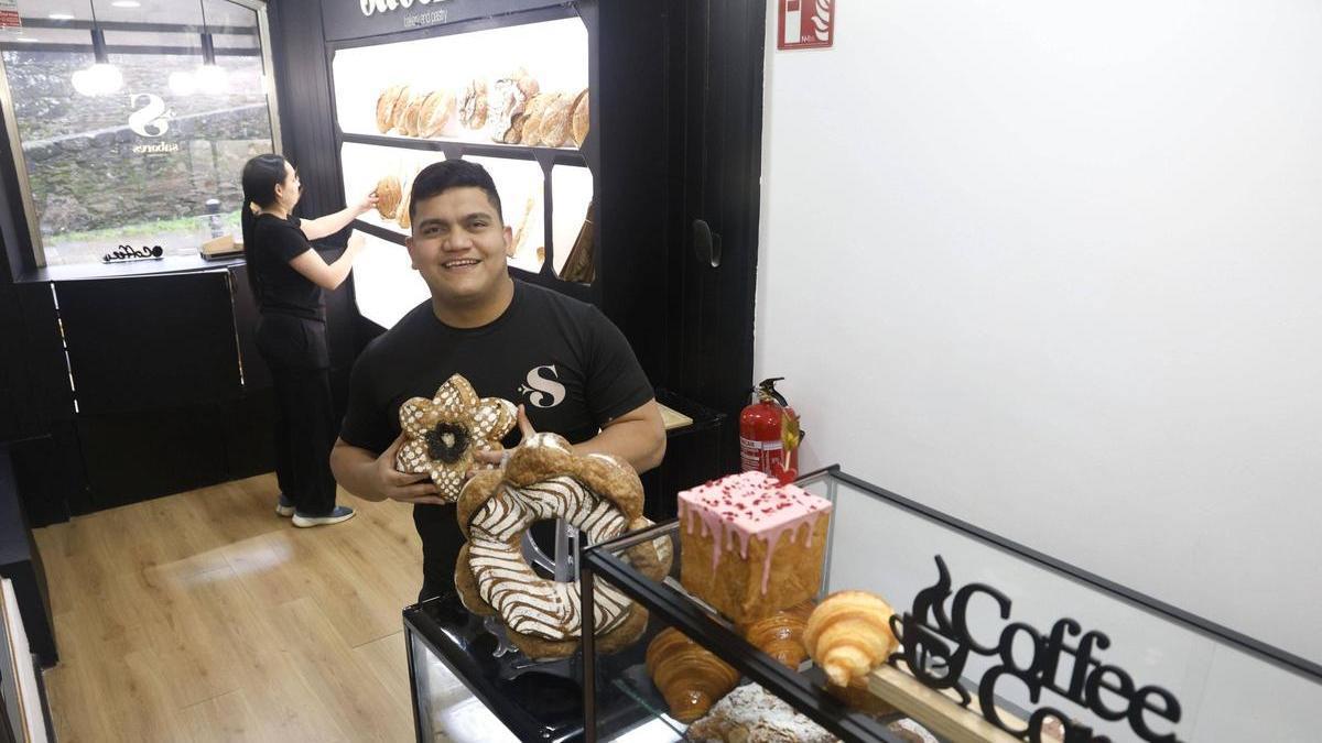 Alex Arrieche posando con algunos de los famosos productos de su panadería en Santiago.