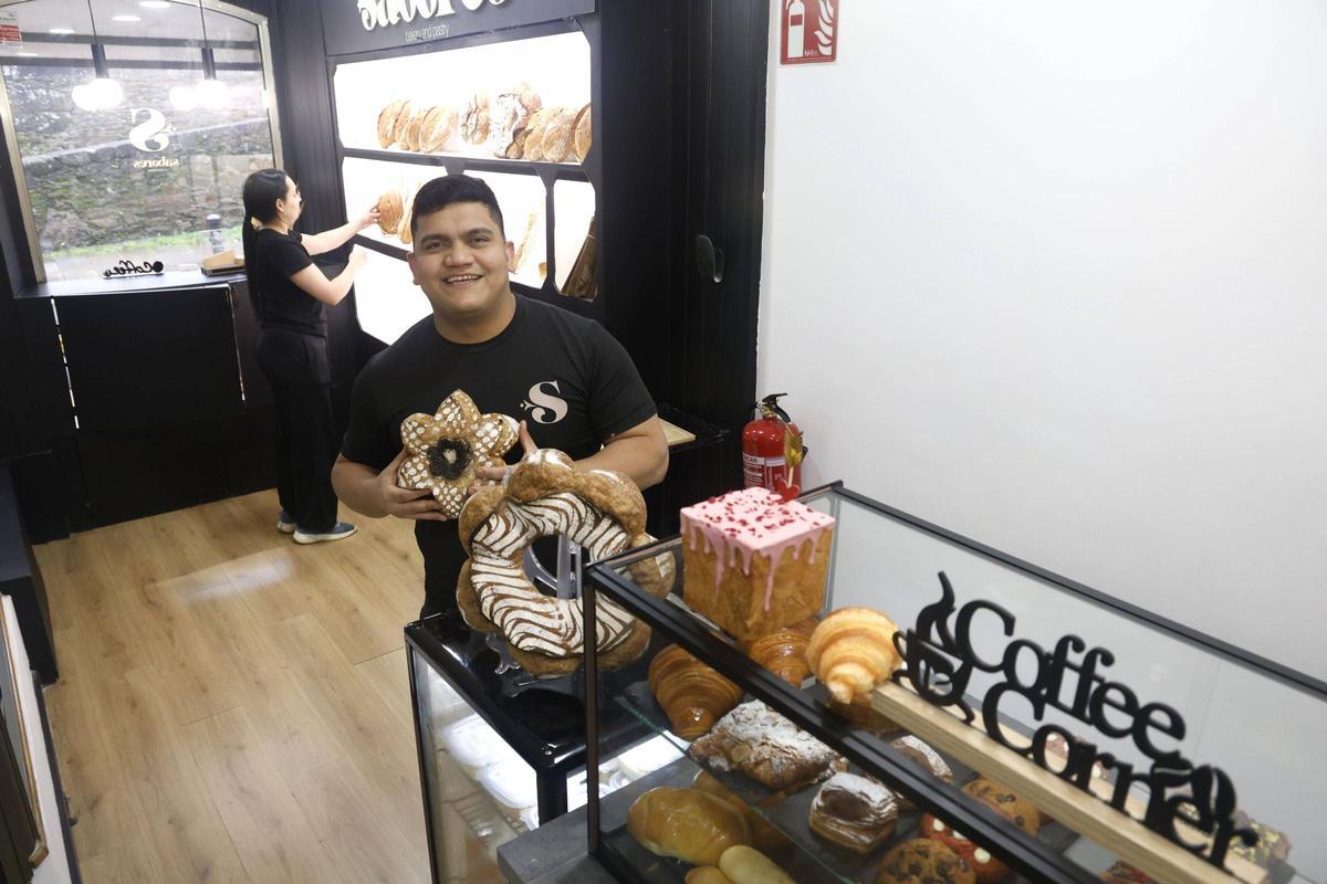 Álex Arrieche posando con algunos de los famosos productos de su panadería en Santiago.