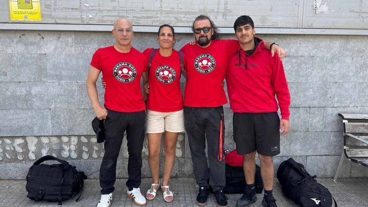 Pujadas acompanyada per l'entrenador Marc Pujol i per la resta de competidors del Nakama.
