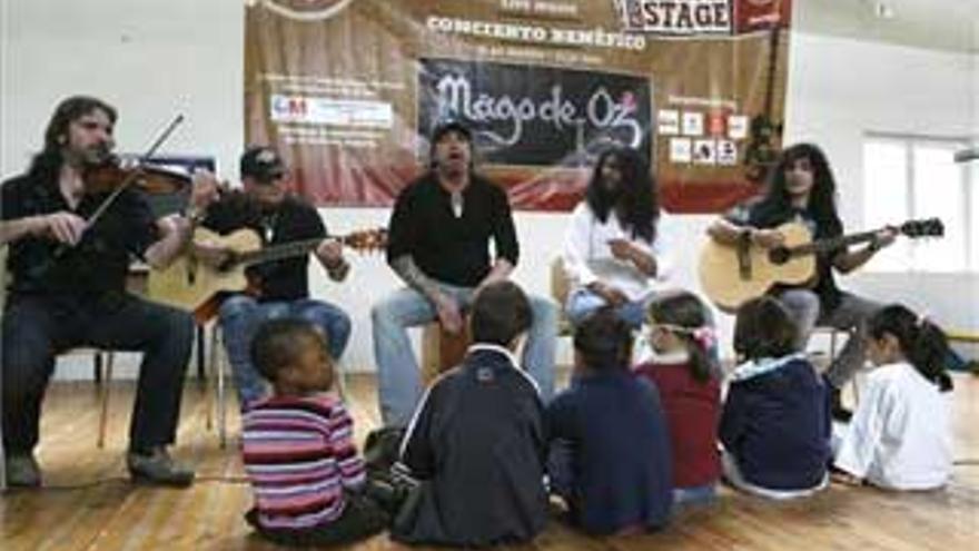 El grupo de rock Mago de Oz hace bailar y cantar a los niños enfermos