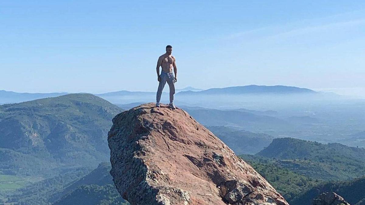 El actor castellonense Miguel Ángel Silvestre viralizó esta image suya en las Agujas de Santa Águeda.