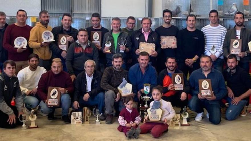 Los premiados posan con sus trofeos.