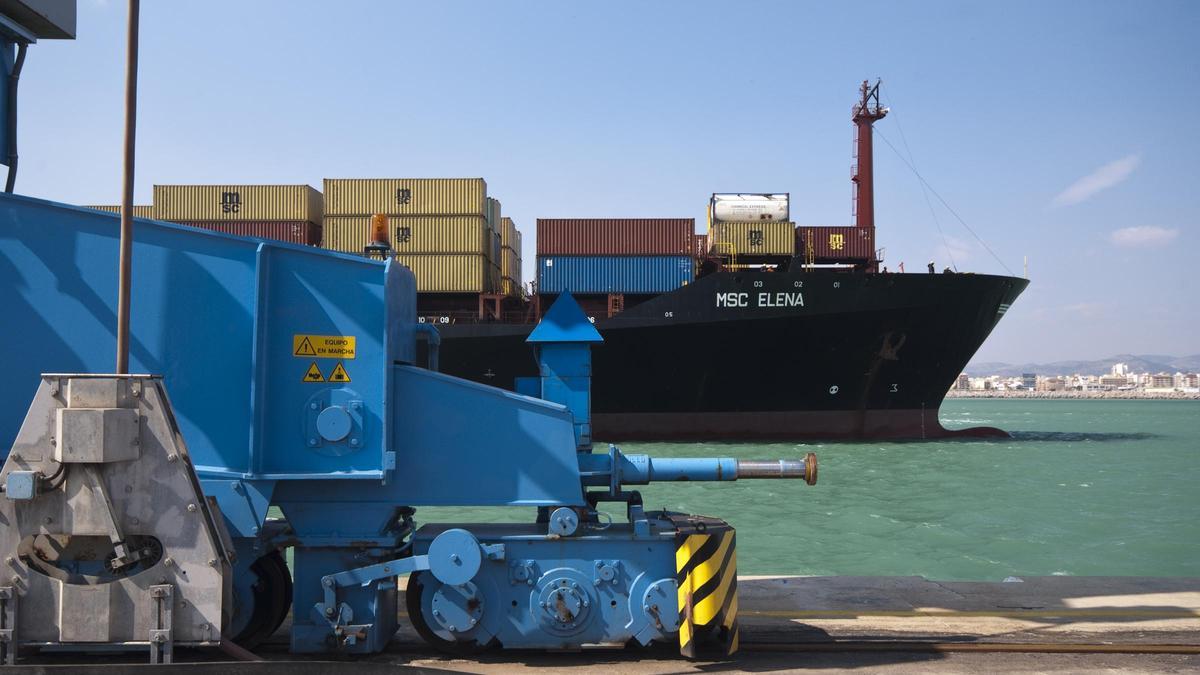 Buque de MSC con transporte de contenedores en el puerto de Castellón.