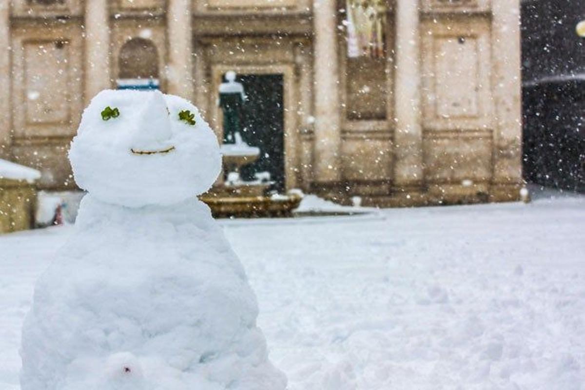 Muñeco de nieve en L'Aquila, Italia.