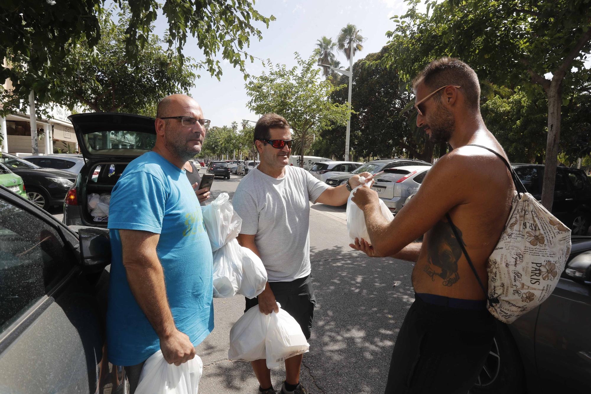 Amigos de la calle reparte comida en ocho rutas ante el incesante calor.