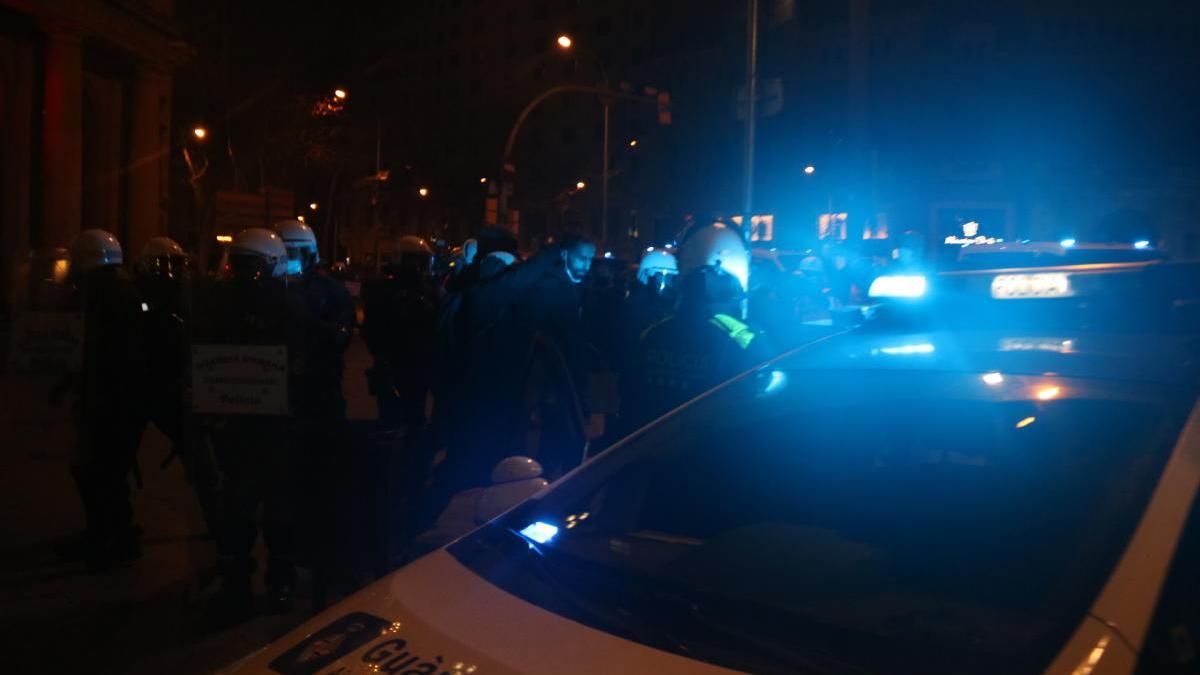 Pla obert dels Mossos d&#039;Esquadra detenint una persona en el marc dels aldarulls de Barcelona.