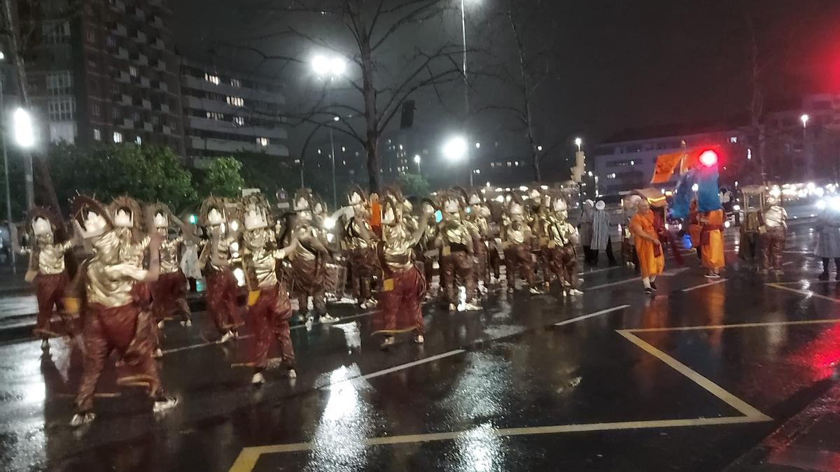 "Medusamba" culmina el desfile con una rebosante energía.