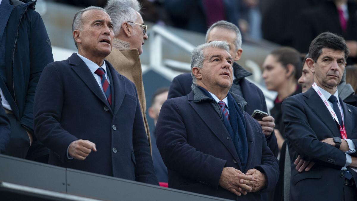 Rafa Yuste y Laporta, en el palco durante el partido de liga entre el FC Barcelona y el Alavés en el Camp Nou.tografía de Jordi Cotrina