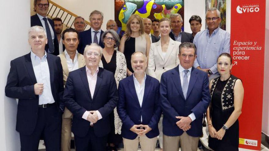 Nonay junto a miembros del Foro y David Regades. | | MARTA G. BREA