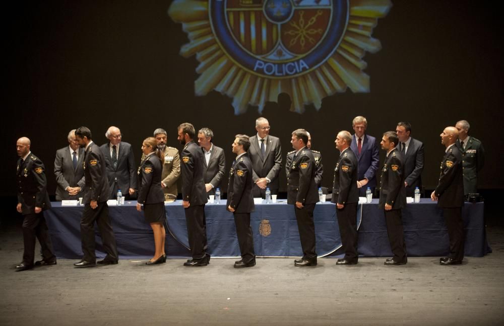 En un acto celebrado en el teatro Colón, se han impuesto las Medallas al Mérito Policial a los integrantes de la Policía Nacional que a lo largo del año han destacado por su entrega al servicio.
