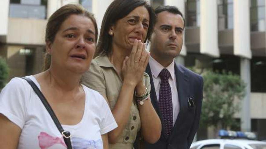 La madre de Fernando, en el centro con su hermana y el abogado Santiago Talavera, llora al ver salir ayer a su hijo del furgón policial.