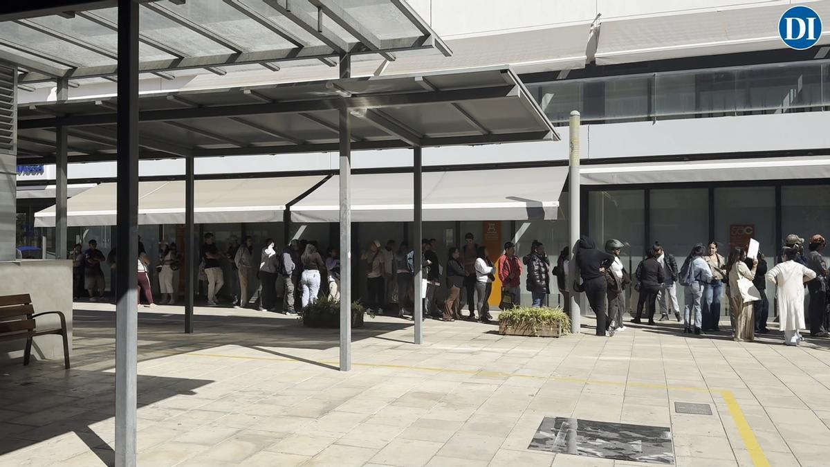Video de la fila de personas para tramitar el informe de vulnerabilidad en Ibiza