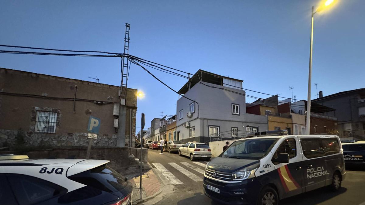 La Policía Nacional en la barriada de Antonio Domínguez durante el registro de la vivienda, el miércoles por la noche.