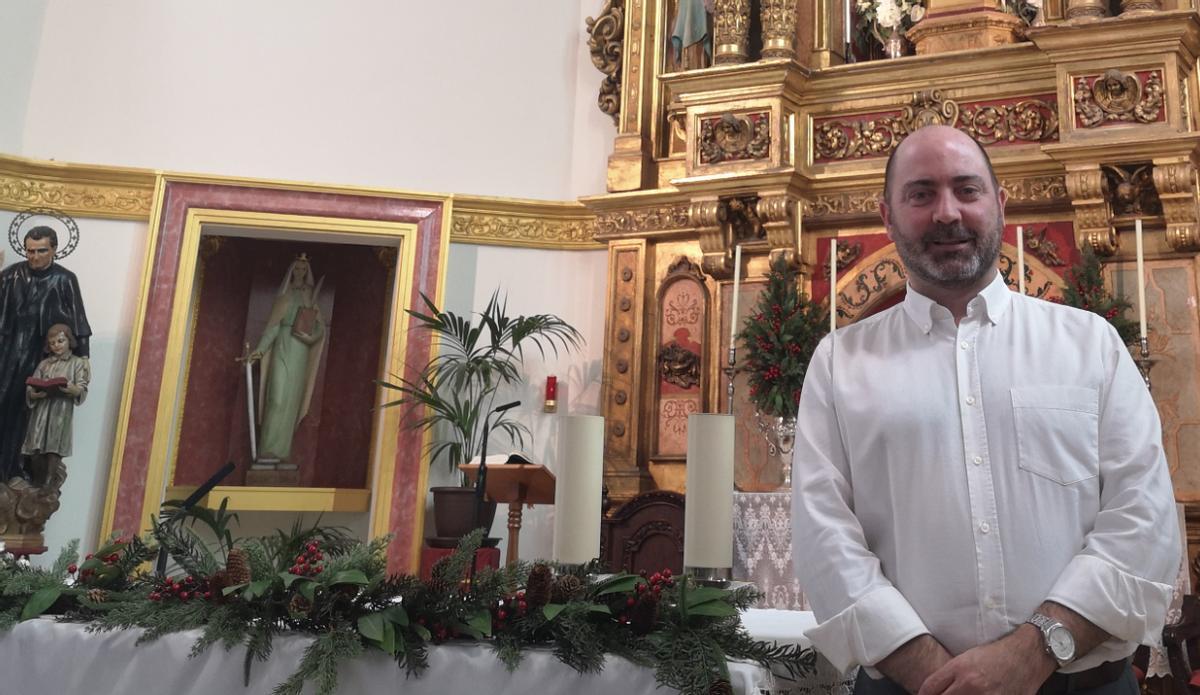 José Antonio Perdigones Bautista,  ante la imagen de María Auxiliadora que será coronada.