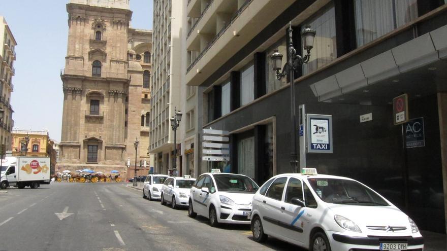 El Ayuntamiento de Málaga habilita dos carriles de preferencia de taxis en el parque con motivo de Semana Santa