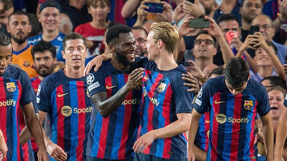 Frenkie de Jong felicita a Kessié después de que este marcara el 1-0 al Viktoria en el Camp Nou.