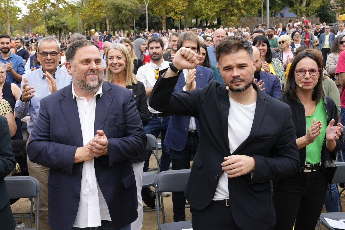 Pedro es mou i Rufián somriu