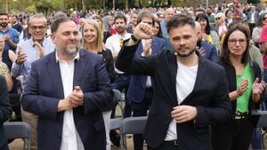 Pedro es mou i Rufián somriu