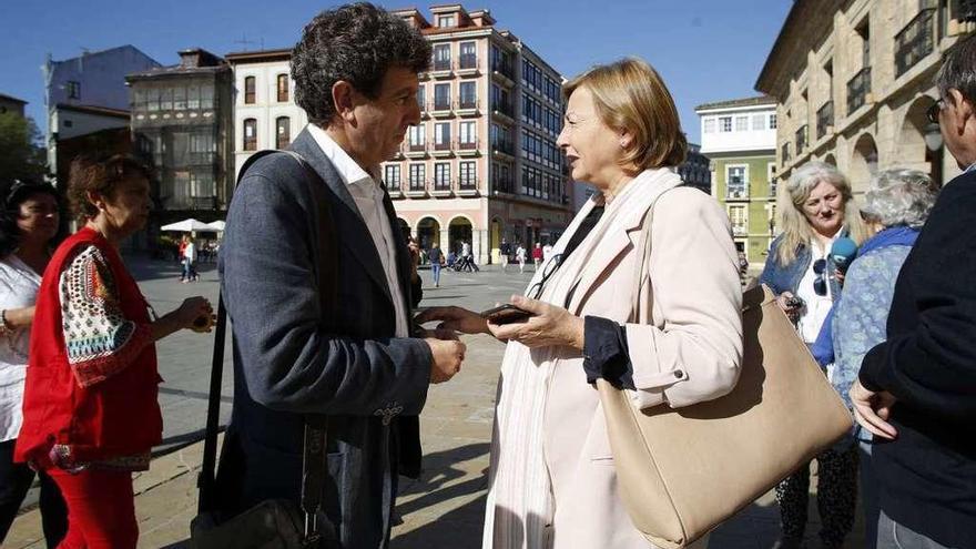 Jesús Gutiérrez y Mariví Monteserín, ayer, en la plaza de España.