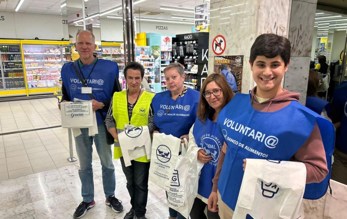 Christofer Lillotte, primero por la izquierda, con varios voluntarios, en Avilés. |