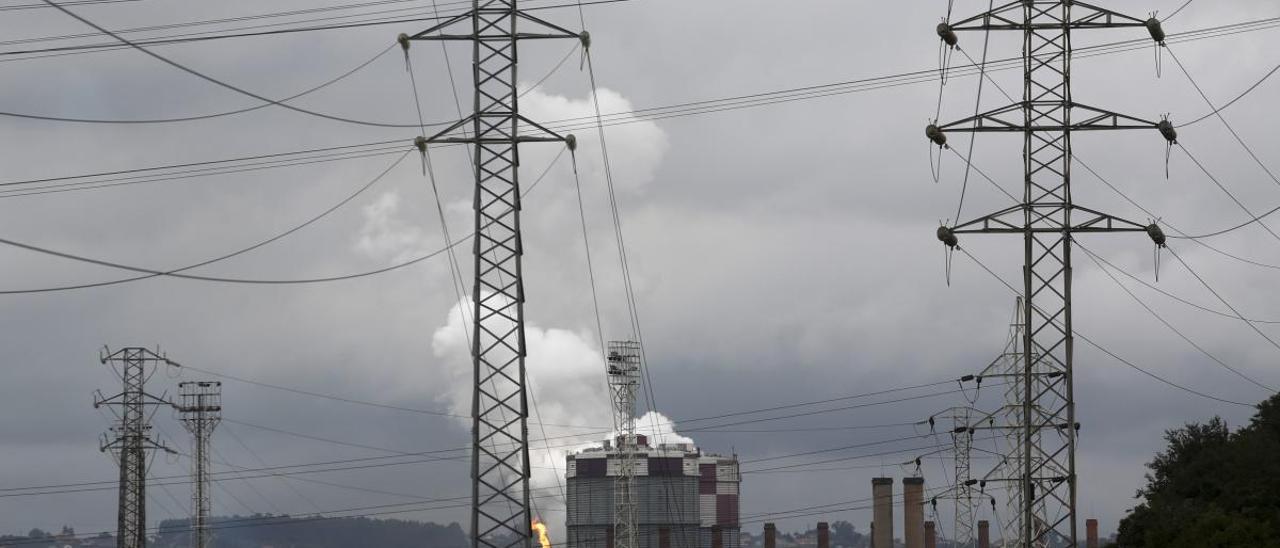 Industria afirma que aún está &quot;puliendo&quot; la rebaja de la luz que anunció en 2018