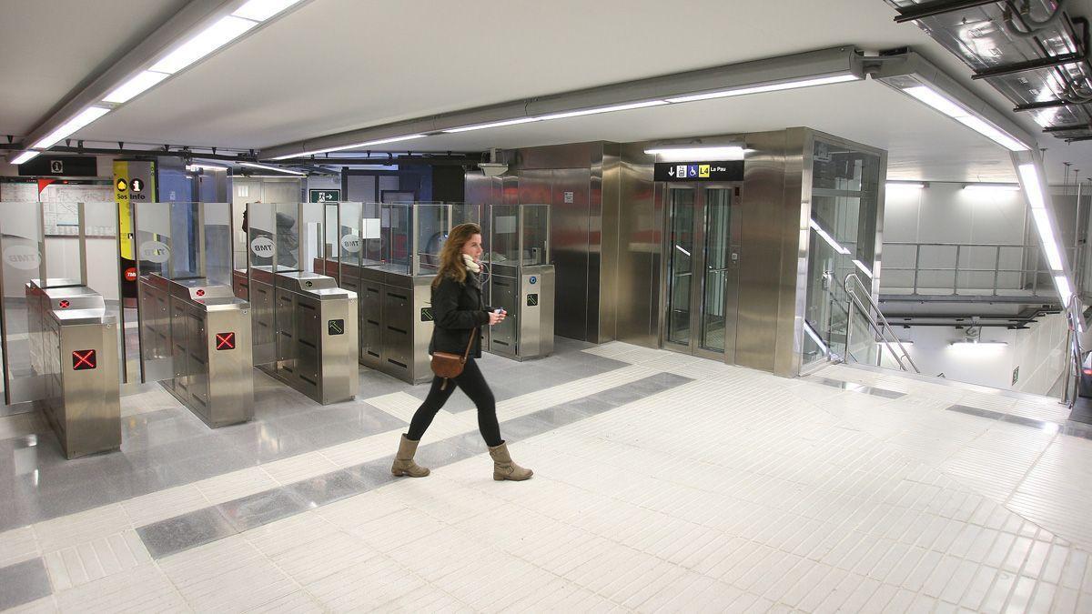 Una estación del metro de Barcelona, con ascensor. / ELISENDA PONS