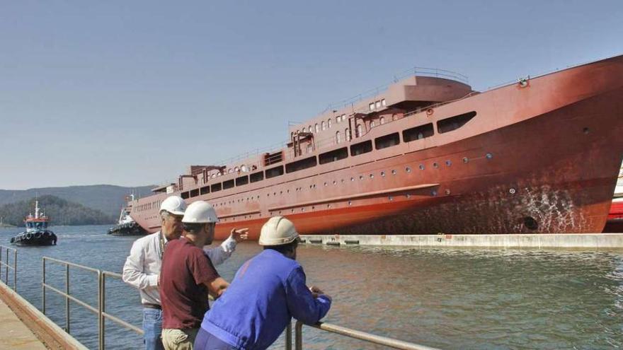 Un momento de la maniobra de puesta a flote de megavelero, ayer, en las instalaciones de Nodosa. // Santos Álvarez