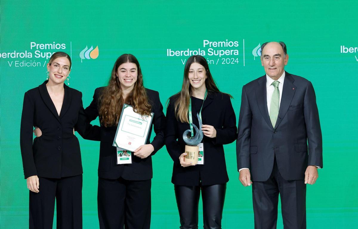 Alexia Putellas y el presidente de Iberdrola, Ignacio Galán, con las ganadoras del Premio Supera Competición.