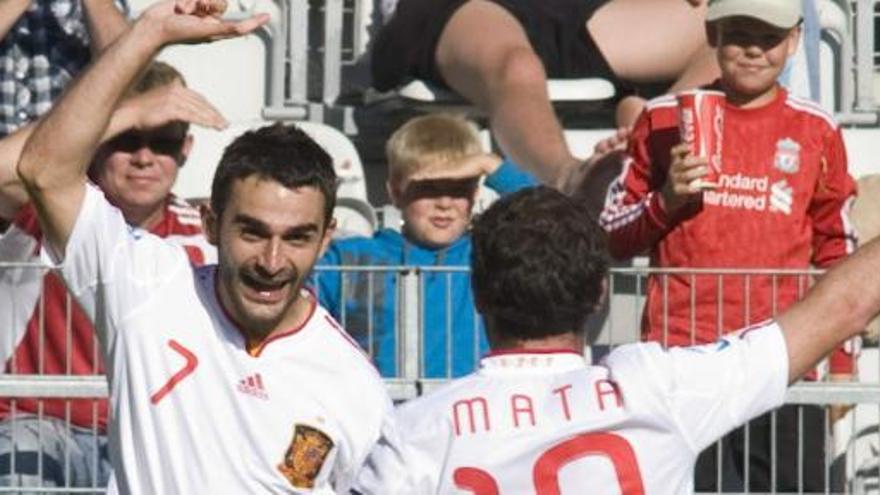 El delantero Adrián López celebra con su compañero Juan Mata el gol conseguido ante la República Checa.