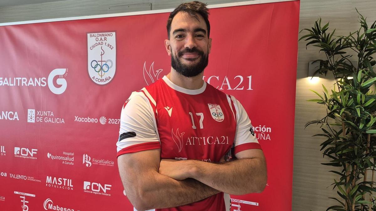 Gonzalo Carró posa con la nueva camiseta del OAR.