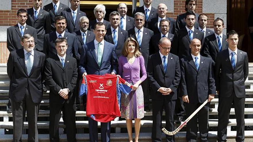 Los Príncipes de Asturias, que recibieron hoy en audiencia en el Palacio de la Zarzuela a la selección española de hockey sobre patines masculina, campeona del mundo en 2007 acompañados del secretario de Estado para el Deporte español, Jaime Lissavetzky , posan para la foto de familia.