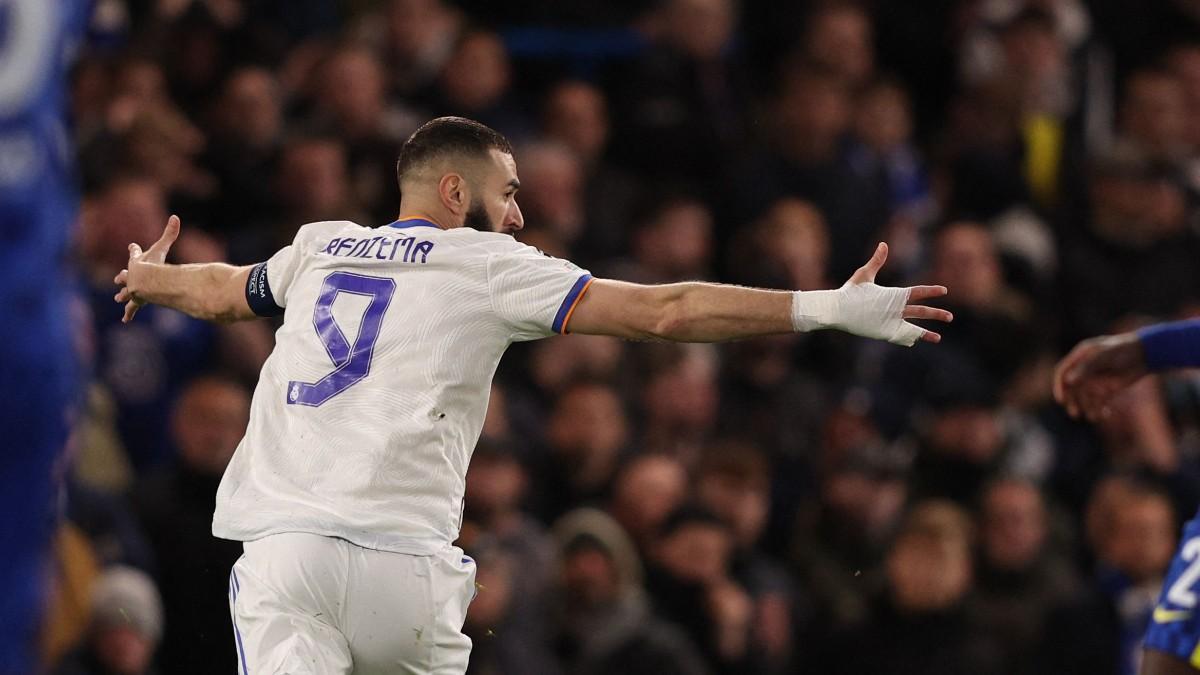 Benzema, celebrando uno de sus goles en Stamford Bridge