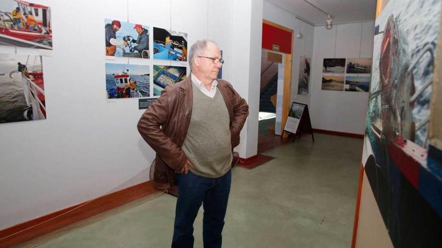 Manuel Ferreira observa una fotografía de la exposición.