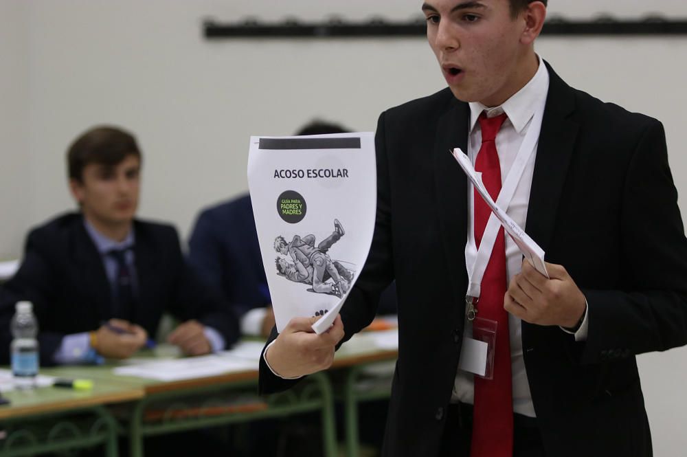 Las imágenes de la primera ronda del Torneo de Debate Escolar de Málaga, que cuenta con el respaldo de La Opinión de Málaga y la colaboración de la Obra Social de La Caixa