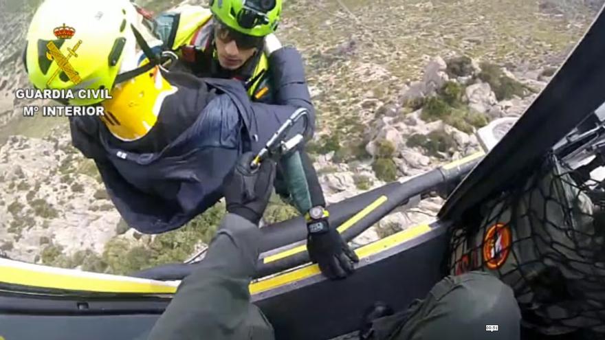 La Guardia Civil evacua en helicóptero a un senderista herido al caerse en el Cavall Bernat