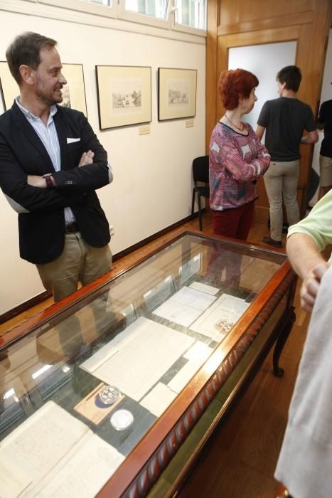 Un encuentro en la costa gijonesas y un homenaje a Alvargonzález