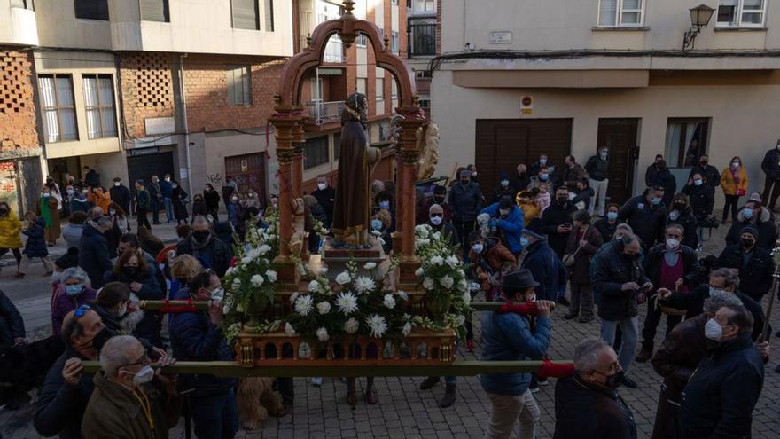 ¡Oh! Glorioso San Antón que por tu fiesta en enero del animal hacen carne de cañón o de puchero