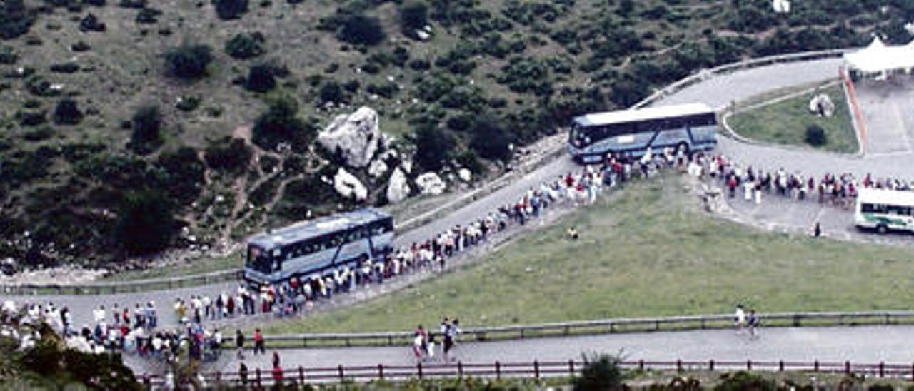 El plan de transporte a los Lagos, vigente en los periodos del año de máxima afluencia turística, ha paliado los problemas de tráfico pero no la masificación en este punto, el más visitado del parque nacional, por el que pasan cada año unas 800.000 personas.