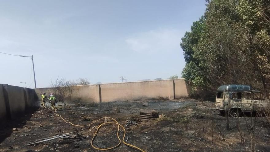Arde un solar cubierto de matorral en la localidad de La Paca en Lorca: "Las llamas se acercan a una vivienda"