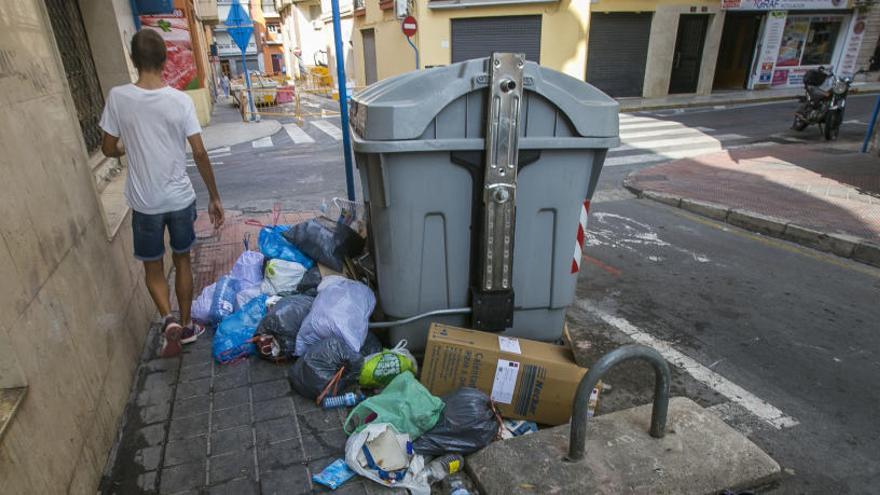 Basura en una calle de Carolinas Altas, en imagen reciente