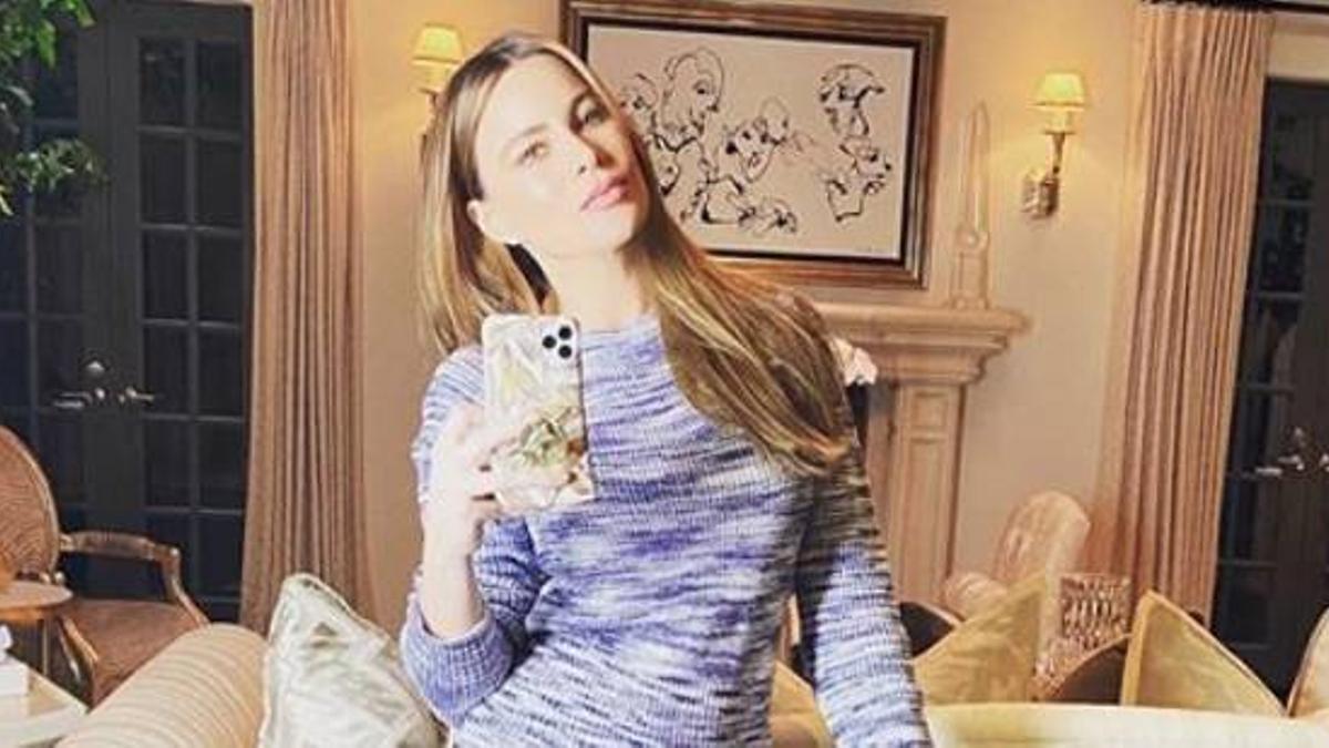 Sofía Vergara en el salón de su casa