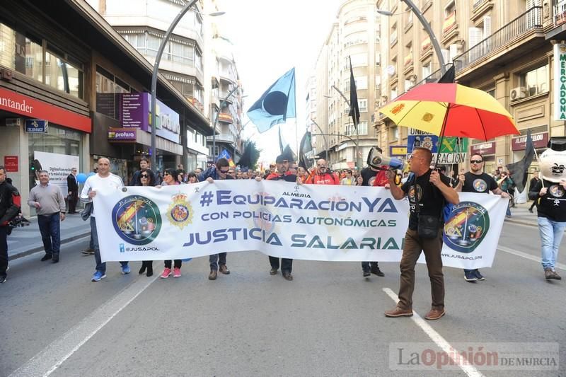 Miles de policías claman en Murcia para exigir "equiparación real" de sus salarios