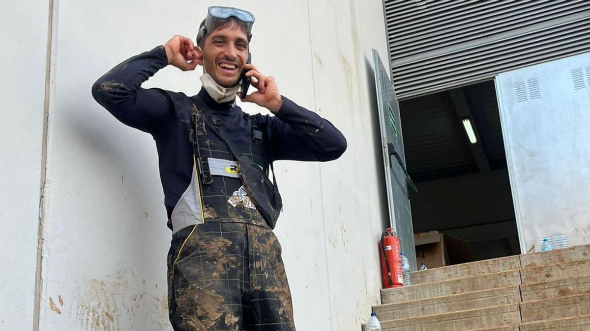 El policia Álex Payán, durant els treballs a Benetússer per netejar el llot. | EL PERIÓDICO El policia Álex Payán, durant els treballs a Benetússer per netejar el llot. | EL PERIÓDICO