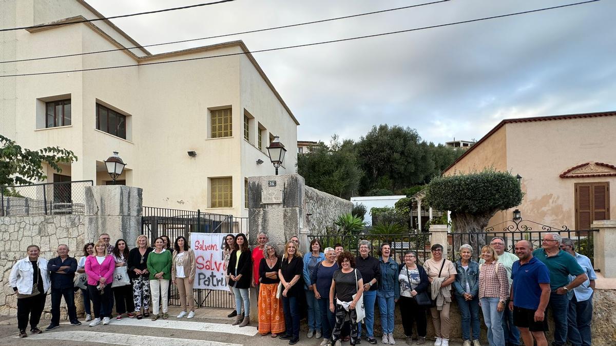 Miembros de la plataforma y representantes políticos de la oposición, frente al colegio Es Putxet, en una imagen de archivo.