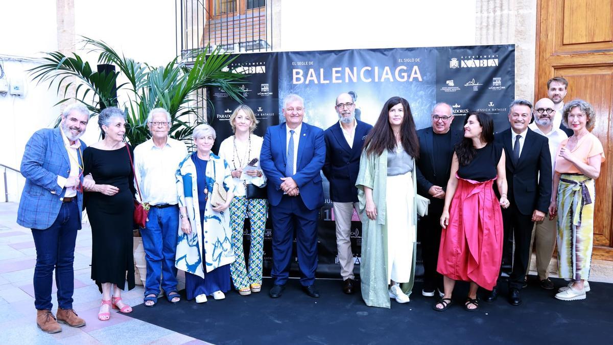 Comisarios de la exposición, diseñadores y expertos en Balenciaga y el concejal de Cultura y el alcalde de Xàbia
